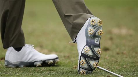 spiked vs spikeless golf shoes